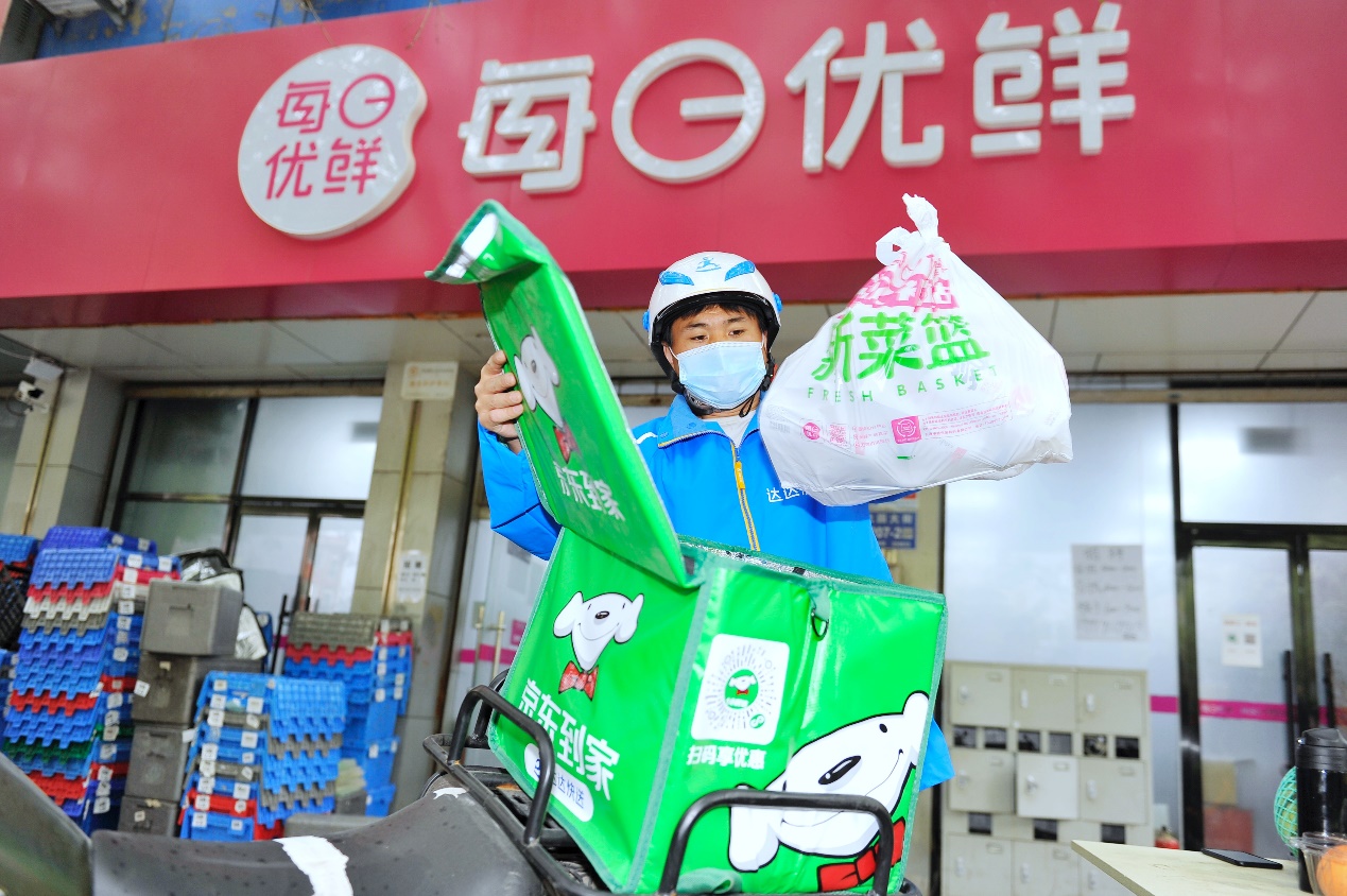 达达快送骑士在每日优鲜门店取货后准备配送