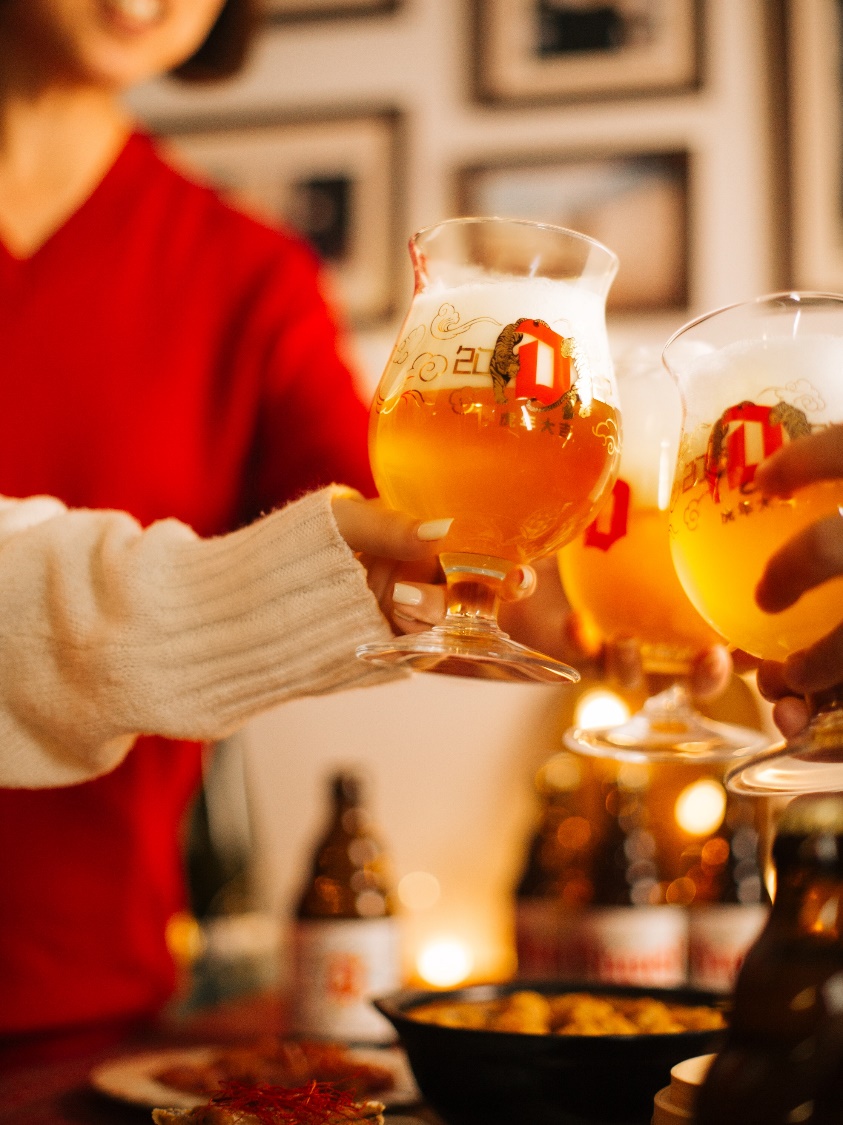 桌子上有一些人在餐厅吃饭 低可信度描述已自动生成