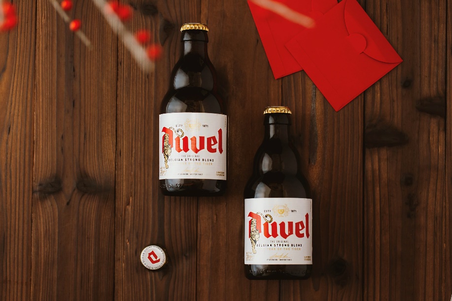 桌子上的酒瓶 中度可信度描述已自动生成