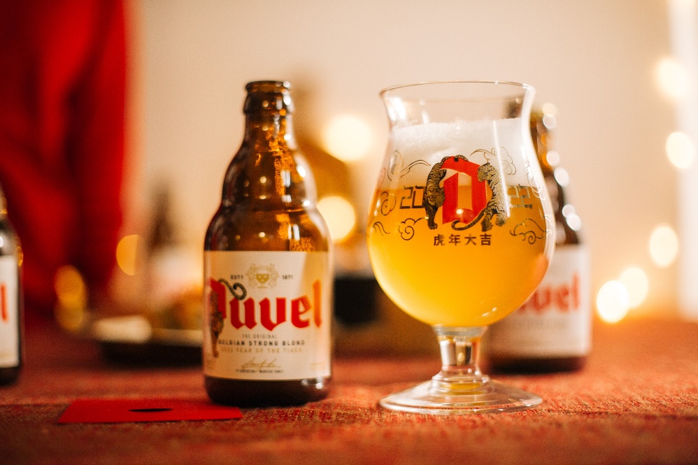 桌子上放着酒瓶和酒杯 中度可信度描述已自动生成